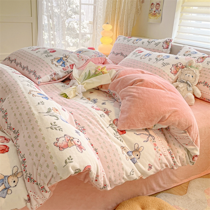 91家纺网 家纺一手货源 找家纺 如约 2025新款印花牛奶绒四件套 粉乐兔