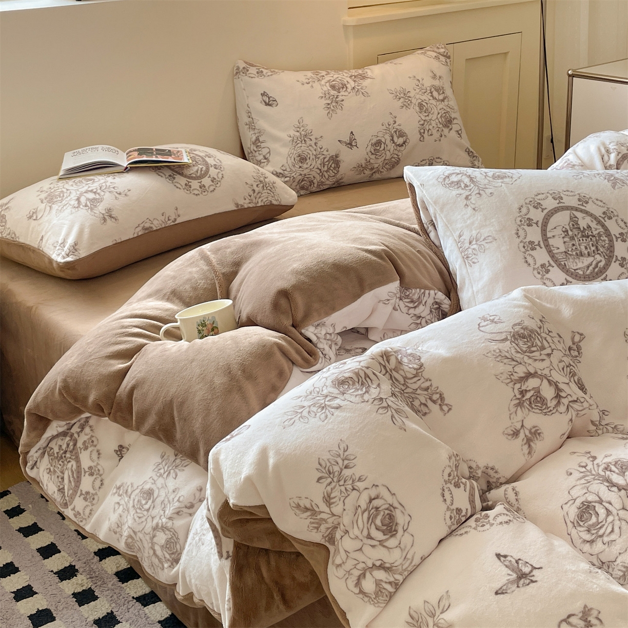 91家纺网 家纺一手货源 找家纺 如约 2025新款印花牛奶绒四件套 萱草梦-咖