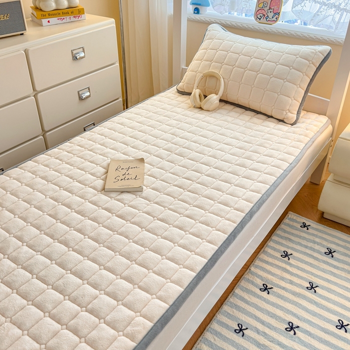 91家纺网 家纺一手货源 找家纺 小叮当家纺仓储工厂店 2025新款牛奶绒夹棉印花床垫学生图 绒床垫-米白