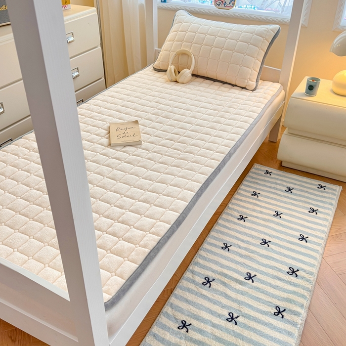 91家纺网 家纺一手货源 找家纺 小叮当家纺仓储工厂店 2025新款牛奶绒夹棉印花床垫学生图 绒床垫-米白