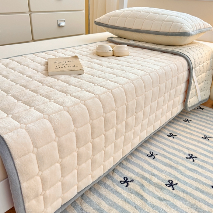 91家纺网 家纺一手货源 找家纺 小叮当家纺仓储工厂店 2025新款牛奶绒夹棉印花床垫学生图 绒床垫-米白