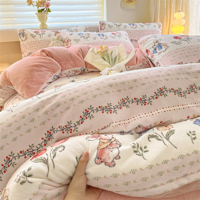 91家纺网 家纺一手货源 找家纺 如约 2025新款印花牛奶绒四件套 粉乐兔