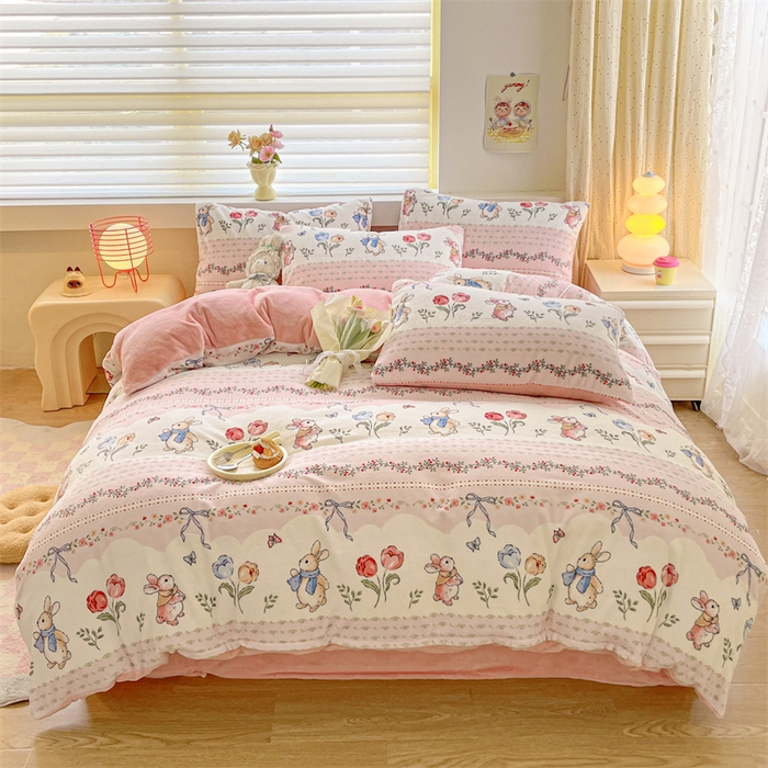 91家纺网 家纺一手货源 找家纺 如约 2025新款印花牛奶绒四件套 粉乐兔