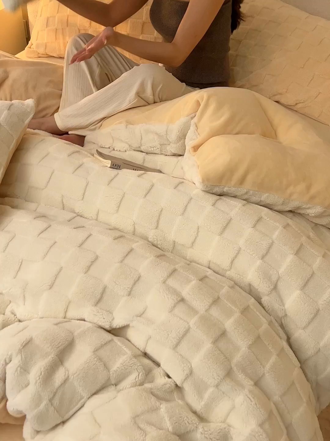 91家纺网 家纺一手货源 找家纺 晨曦家纺 2025新款加厚高克重230克塔芙绒牛奶绒单被套-初暖系列 初暖-白拼奶黄