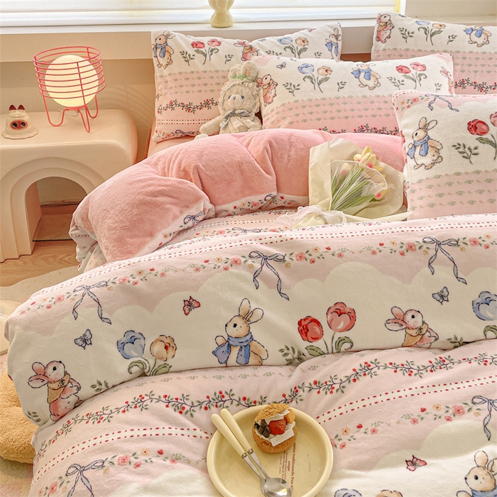 91家纺网 家纺一手货源 找家纺 如约 2025新款印花牛奶绒四件套 粉乐兔