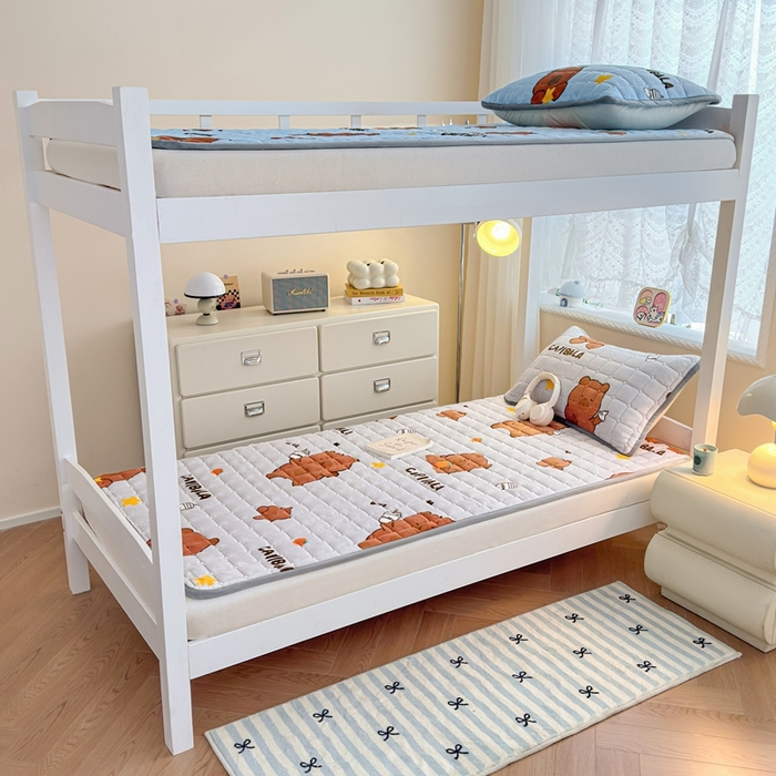 91家纺网 家纺一手货源 找家纺 小叮当家纺仓储工厂店 2025新款牛奶绒夹棉印花床垫学生图 绒床垫-奶茶屯屯灰