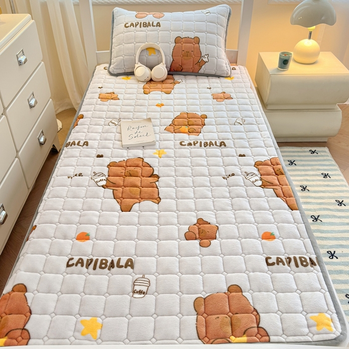 91家纺网 家纺一手货源 找家纺 小叮当家纺仓储工厂店 2025新款牛奶绒夹棉印花床垫学生图 绒床垫-奶茶屯屯灰