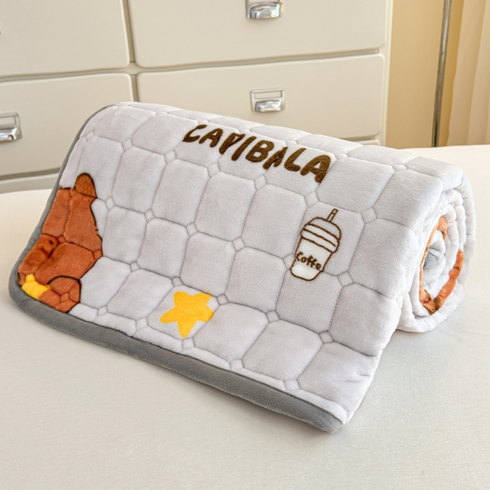 91家纺网 家纺一手货源 找家纺 小叮当家纺仓储工厂店 2025新款牛奶绒夹棉印花床垫学生图 绒床垫-奶茶屯屯灰