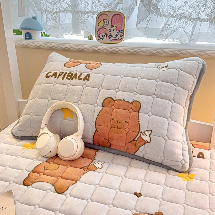 91家纺网 家纺一手货源 找家纺 小叮当家纺仓储工厂店 2025新款牛奶绒夹棉印花床垫学生图 绒床垫-奶茶屯屯灰