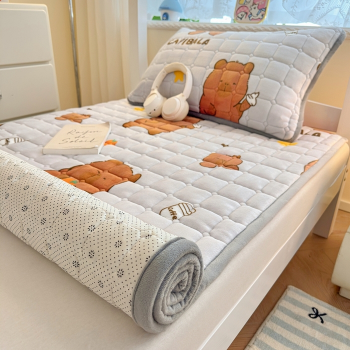 91家纺网 家纺一手货源 找家纺 小叮当家纺仓储工厂店 2025新款牛奶绒夹棉印花床垫学生图 绒床垫-奶茶屯屯灰