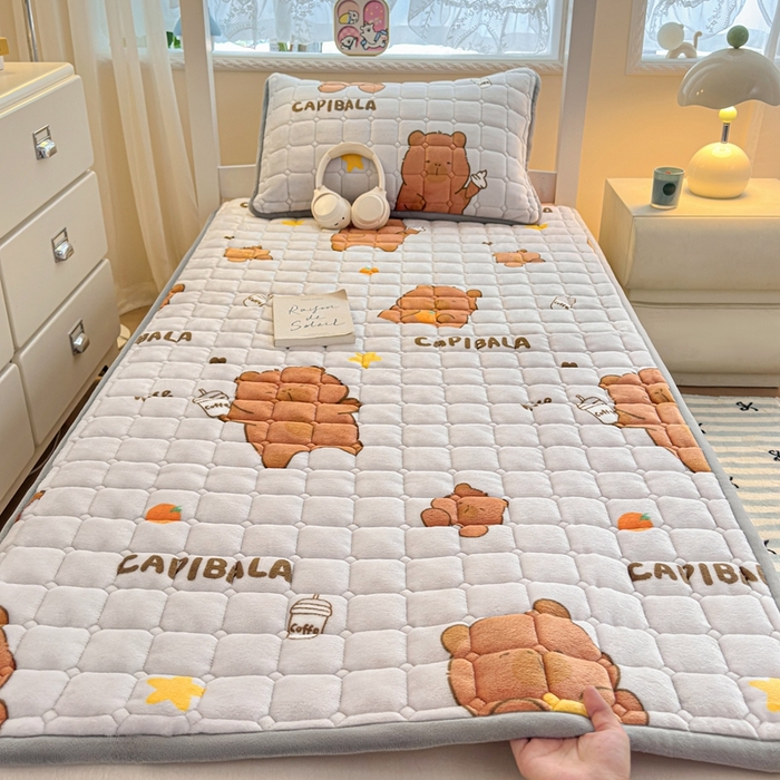 91家纺网 家纺一手货源 找家纺 小叮当家纺仓储工厂店 2025新款牛奶绒夹棉印花床垫学生图 绒床垫-奶茶屯屯灰