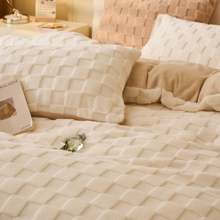 91家纺网 家纺一手货源 找家纺 晨曦家纺 2025新款加厚高克重230克塔芙绒牛奶绒单被套-初暖系列 初暖-白拼奶咖