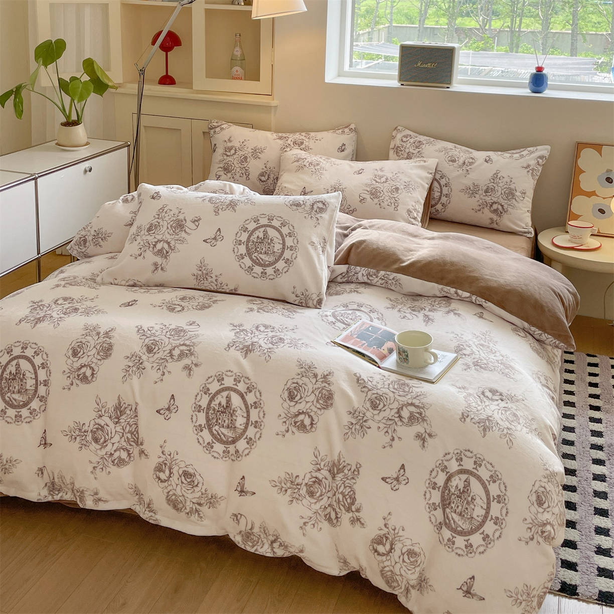 91家纺网 家纺一手货源 找家纺 如约 2025新款印花牛奶绒四件套 萱草梦-咖