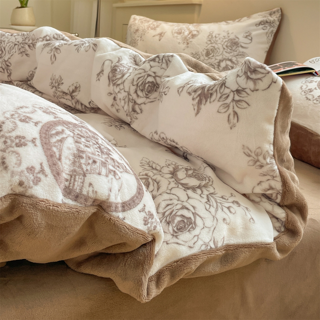 91家纺网 家纺一手货源 找家纺 如约 2025新款印花牛奶绒四件套 萱草梦-咖