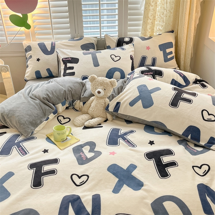 91家纺网 家纺一手货源 找家纺 如约 2025新款印花牛奶绒四件套 字母组合-绒