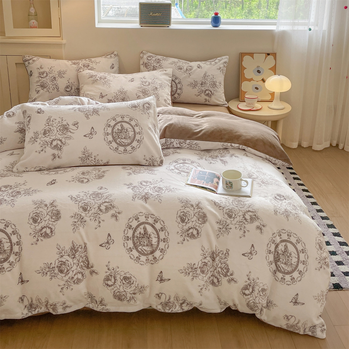 91家纺网 家纺一手货源 找家纺 如约 2025新款印花牛奶绒四件套 萱草梦-咖