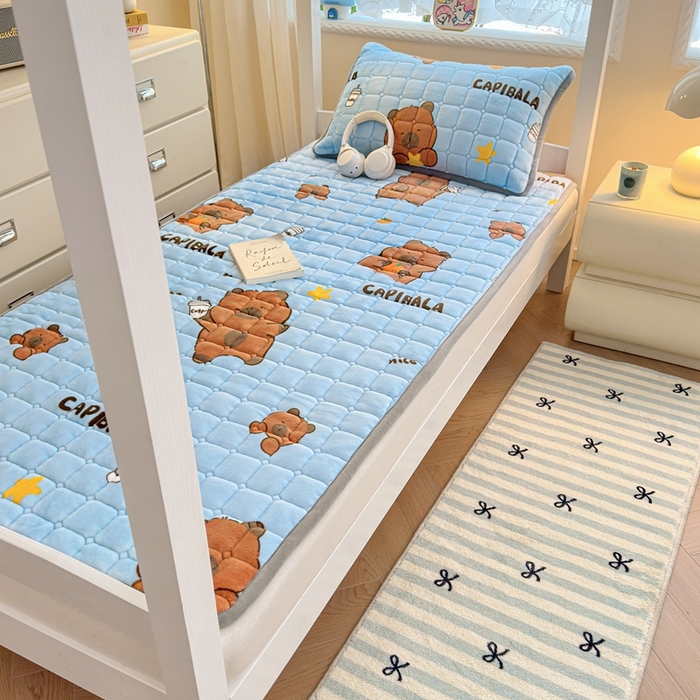 91家纺网 家纺一手货源 找家纺 小叮当家纺仓储工厂店 2025新款牛奶绒夹棉印花床垫学生图 绒床垫-奶茶屯屯蓝色