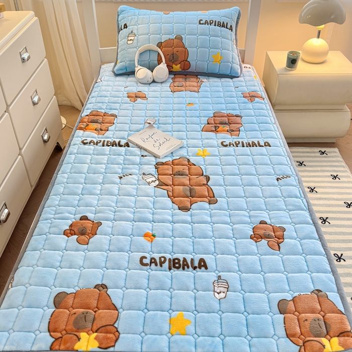 91家纺网 家纺一手货源 找家纺 小叮当家纺仓储工厂店 2025新款牛奶绒夹棉印花床垫学生图 绒床垫-奶茶屯屯蓝色