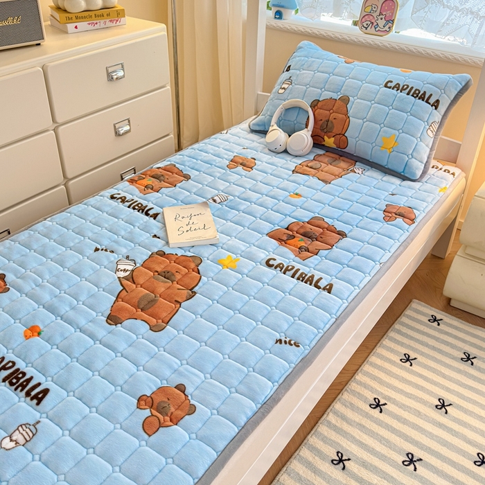 91家纺网 家纺一手货源 找家纺 小叮当家纺仓储工厂店 2025新款牛奶绒夹棉印花床垫学生图 绒床垫-奶茶屯屯蓝色