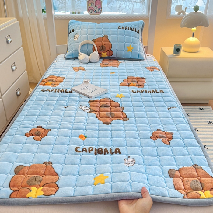 91家纺网 家纺一手货源 找家纺 小叮当家纺仓储工厂店 2025新款牛奶绒夹棉印花床垫学生图 绒床垫-奶茶屯屯蓝色