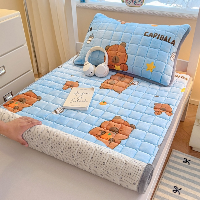 91家纺网 家纺一手货源 找家纺 小叮当家纺仓储工厂店 2025新款牛奶绒夹棉印花床垫学生图 绒床垫-奶茶屯屯蓝色