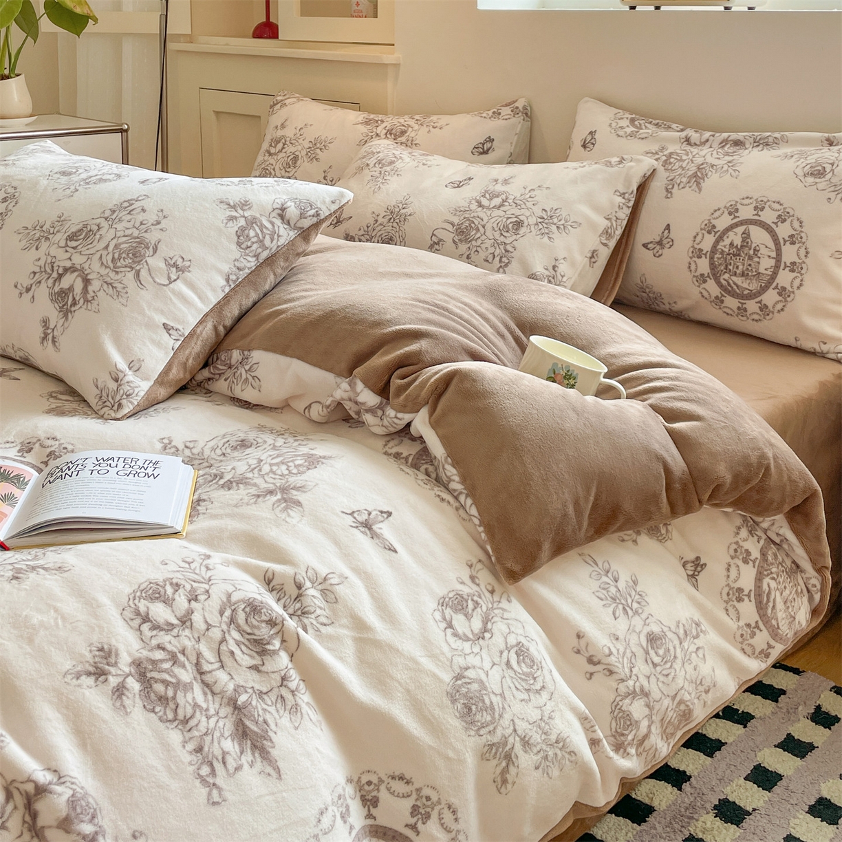 91家纺网 家纺一手货源 找家纺 如约 2025新款印花牛奶绒四件套 萱草梦-咖