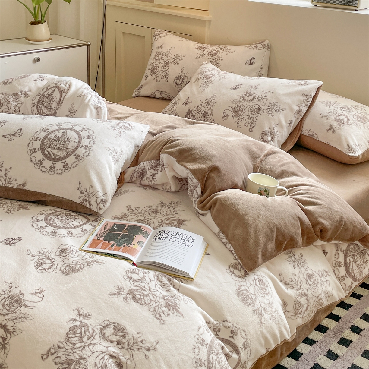 91家纺网 家纺一手货源 找家纺 如约 2025新款印花牛奶绒四件套 萱草梦-咖