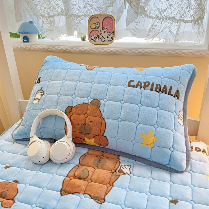 91家纺网 家纺一手货源 找家纺 小叮当家纺仓储工厂店 2025新款牛奶绒夹棉印花床垫学生图 绒床垫-奶茶屯屯蓝色