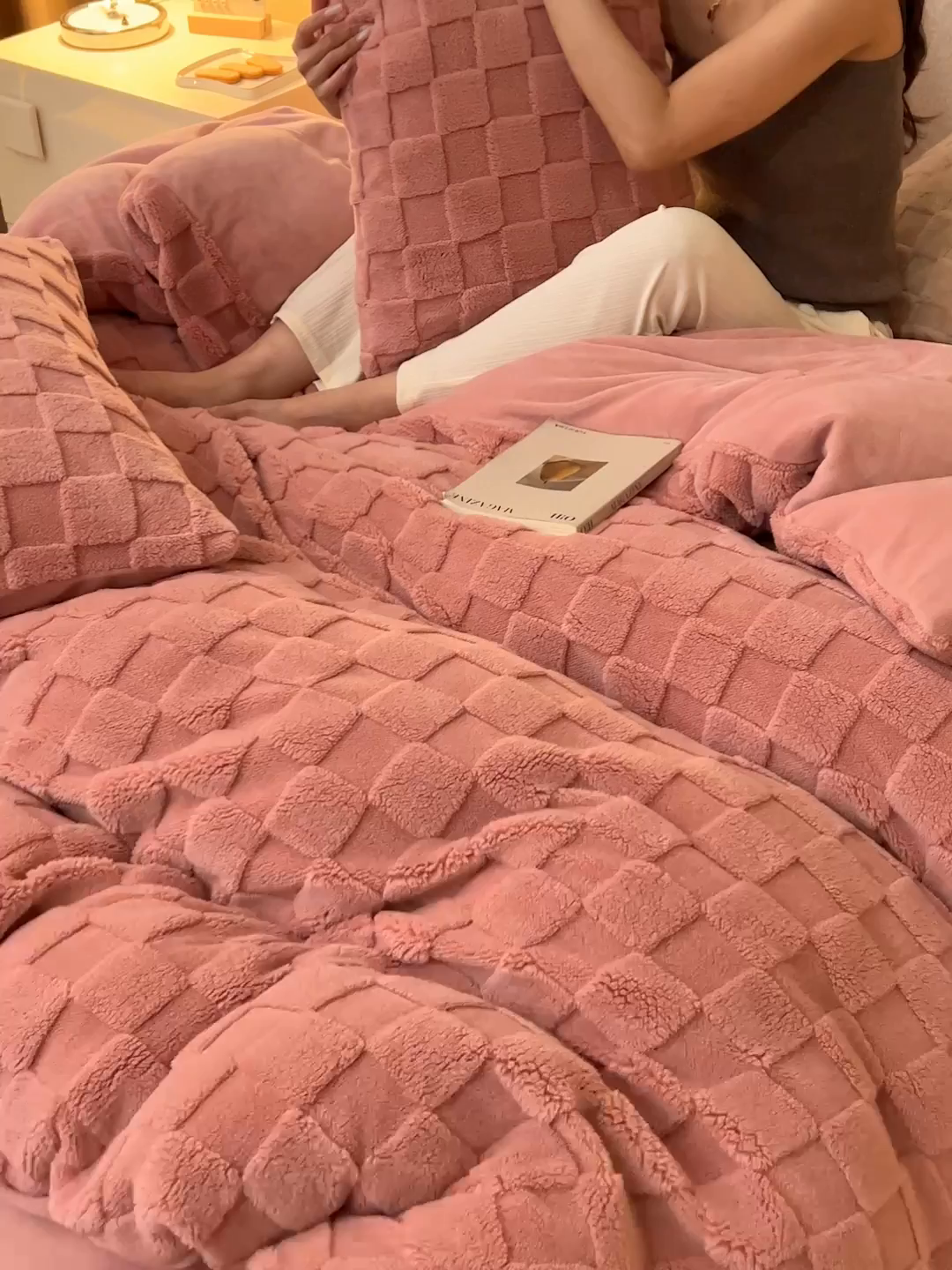 91家纺网 家纺一手货源 找家纺 晨曦家纺 2025新款加厚高克重230克塔芙绒牛奶绒单被套-初暖系列 初暖-薄粉色
