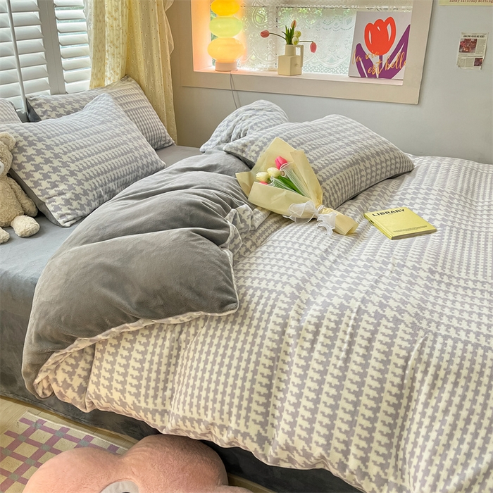 91家纺网 家纺一手货源 找家纺 如约 2025新款印花牛奶绒四件套 千鸟格-灰