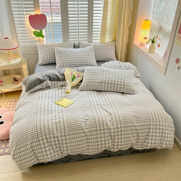 91家纺网 家纺一手货源 找家纺 如约 2025新款印花牛奶绒四件套 千鸟格-灰