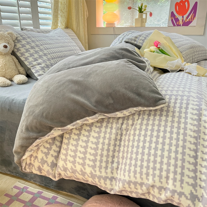 91家纺网 家纺一手货源 找家纺 如约 2025新款印花牛奶绒四件套 千鸟格-灰