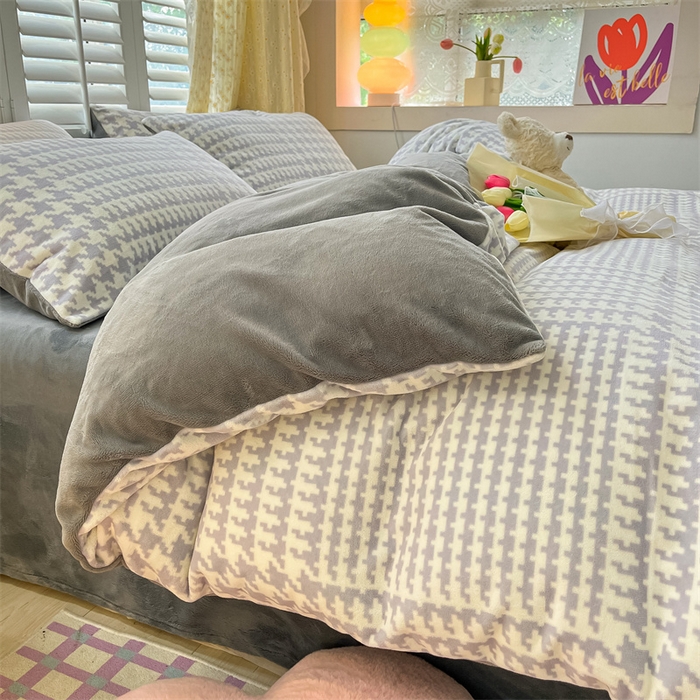 91家纺网 家纺一手货源 找家纺 如约 2025新款印花牛奶绒四件套 千鸟格-灰