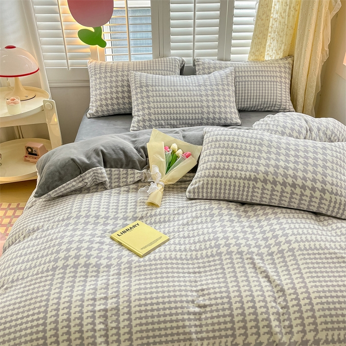 91家纺网 家纺一手货源 找家纺 如约 2025新款印花牛奶绒四件套 千鸟格-灰