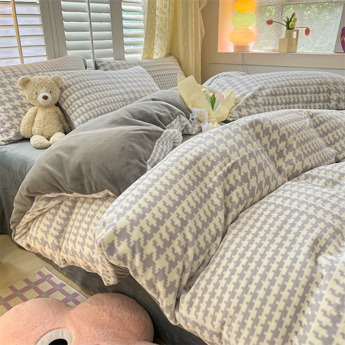 91家纺网 家纺一手货源 找家纺 如约 2025新款印花牛奶绒四件套 千鸟格-灰