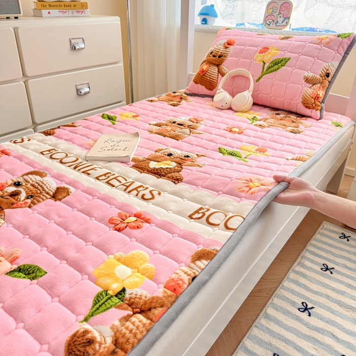 小叮当家纺仓储工厂店 2025新款牛奶绒夹棉印花床垫学生图 绒床垫-奶油小熊粉