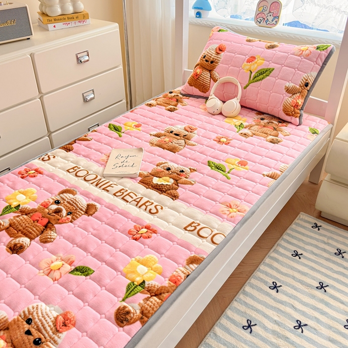 91家纺网 家纺一手货源 找家纺 小叮当家纺仓储工厂店 2025新款牛奶绒夹棉印花床垫学生图 绒床垫-奶油小熊粉