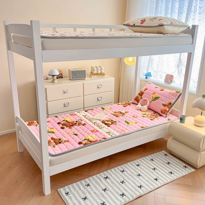 91家纺网 家纺一手货源 找家纺 小叮当家纺仓储工厂店 2025新款牛奶绒夹棉印花床垫学生图 绒床垫-奶油小熊粉