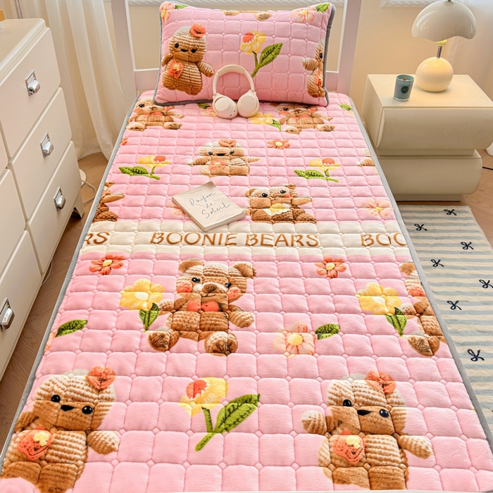 91家纺网 家纺一手货源 找家纺 小叮当家纺仓储工厂店 2025新款牛奶绒夹棉印花床垫学生图 绒床垫-奶油小熊粉