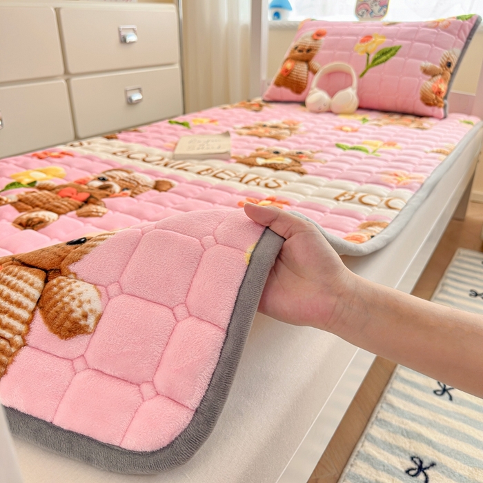 91家纺网 家纺一手货源 找家纺 小叮当家纺仓储工厂店 2025新款牛奶绒夹棉印花床垫学生图 绒床垫-奶油小熊粉