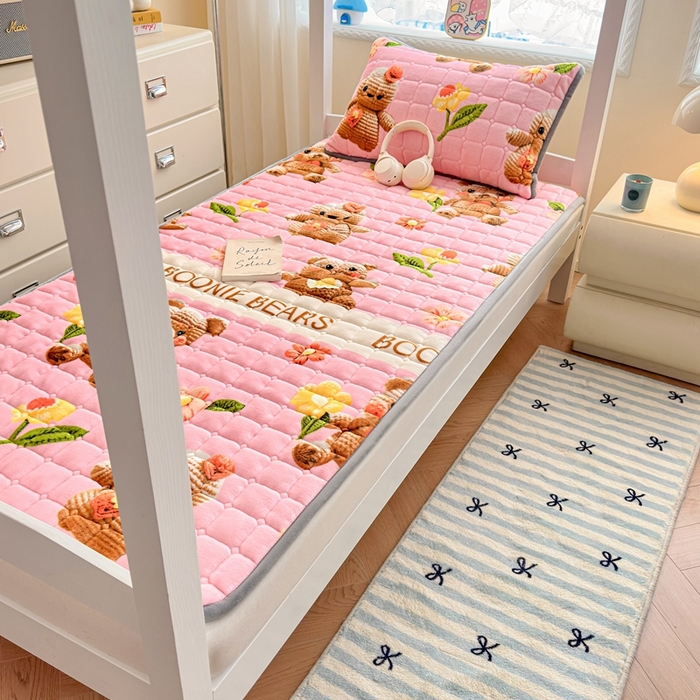 91家纺网 家纺一手货源 找家纺 小叮当家纺仓储工厂店 2025新款牛奶绒夹棉印花床垫学生图 绒床垫-奶油小熊粉