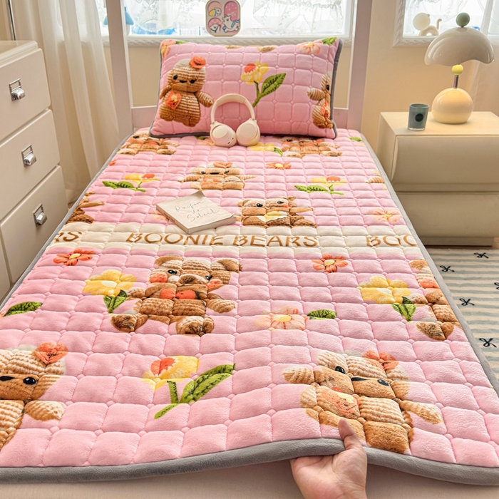 91家纺网 家纺一手货源 找家纺 小叮当家纺仓储工厂店 2025新款牛奶绒夹棉印花床垫学生图 绒床垫-奶油小熊粉