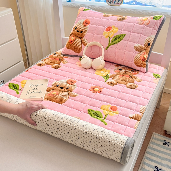 91家纺网 家纺一手货源 找家纺 小叮当家纺仓储工厂店 2025新款牛奶绒夹棉印花床垫学生图 绒床垫-奶油小熊粉