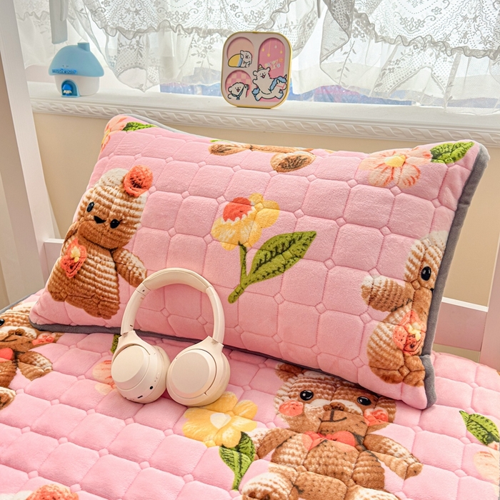 91家纺网 家纺一手货源 找家纺 小叮当家纺仓储工厂店 2025新款牛奶绒夹棉印花床垫学生图 绒床垫-奶油小熊粉