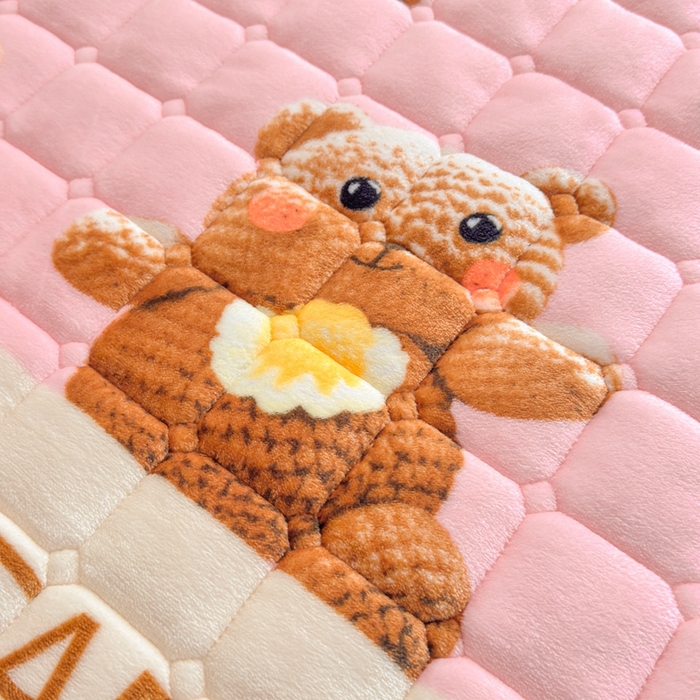 91家纺网 家纺一手货源 找家纺 小叮当家纺仓储工厂店 2025新款牛奶绒夹棉印花床垫学生图 绒床垫-奶油小熊粉