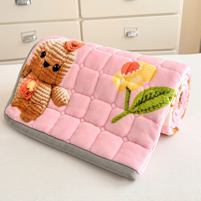 91家纺网 家纺一手货源 找家纺 小叮当家纺仓储工厂店 2025新款牛奶绒夹棉印花床垫学生图 绒床垫-奶油小熊粉