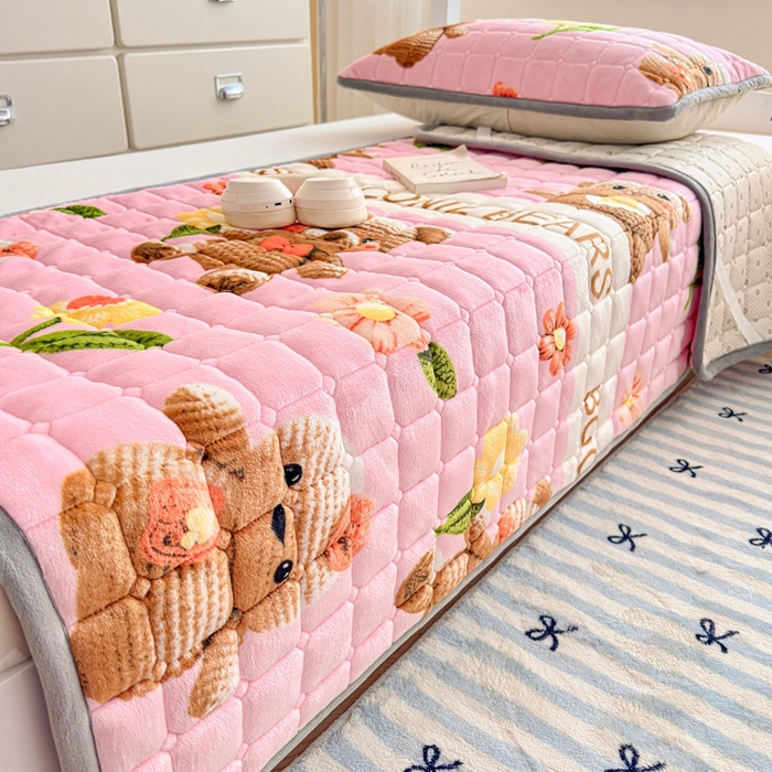 91家纺网 家纺一手货源 找家纺 小叮当家纺仓储工厂店 2025新款牛奶绒夹棉印花床垫学生图 绒床垫-奶油小熊粉