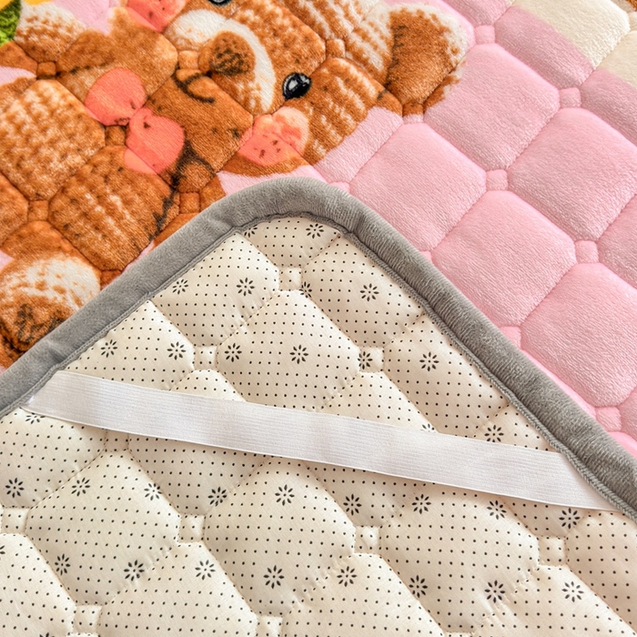 91家纺网 家纺一手货源 找家纺 小叮当家纺仓储工厂店 2025新款牛奶绒夹棉印花床垫学生图 绒床垫-奶油小熊粉