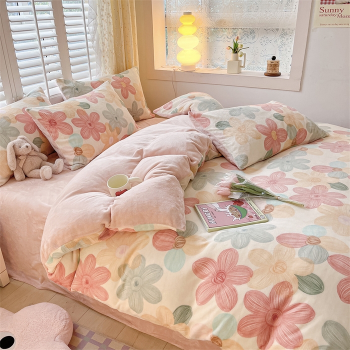 91家纺网 家纺一手货源 找家纺 如约 2025新款印花牛奶绒四件套 粉色花花