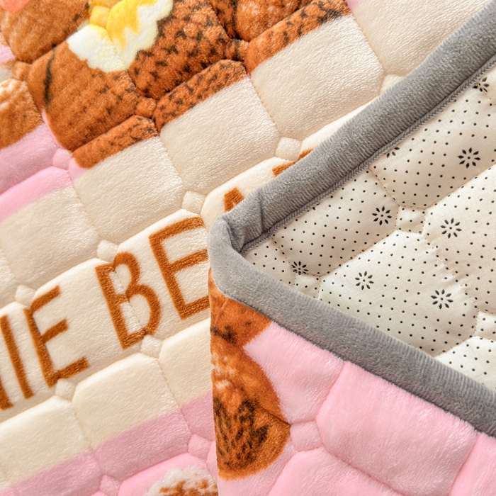 91家纺网 家纺一手货源 找家纺 小叮当家纺仓储工厂店 2025新款牛奶绒夹棉印花床垫学生图 绒床垫-奶油小熊粉